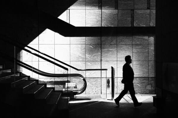 Black and white street photograph in Tokyo by Keith Abdulla